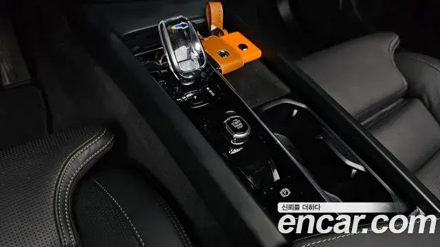 Volvo XC60 2024 — ფოტო 24/33