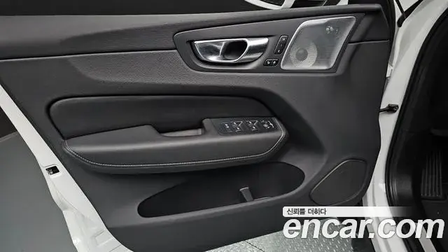 Volvo XC60 2024 — ფოტო 30/33