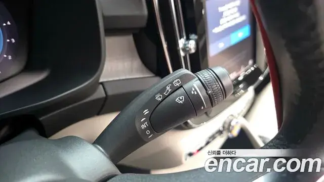 Volvo XC40 2023 — Photo 9/31