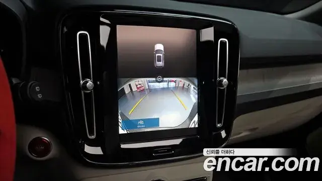 Volvo XC40 2023 — Photo 10/31