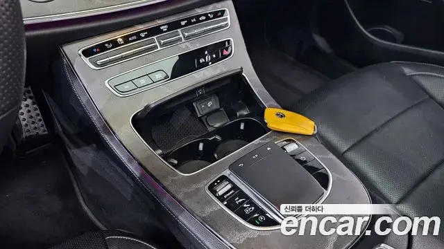 Mercedes-Benz E-Class 2022 — ფოტო 16/32