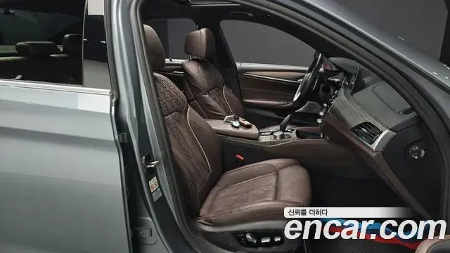 BMW 5 Series 2018 — ფოტო 16/32