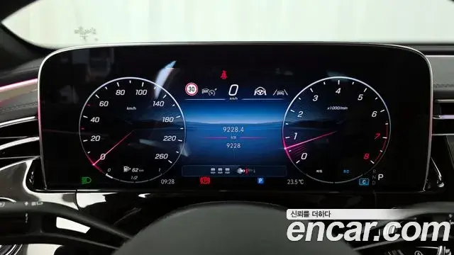 Mercedes-Benz E-Class 2025 — Photo 8/20