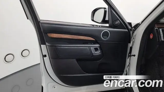 Land Rover Discovery 5 2018 — ფოტო 28/38