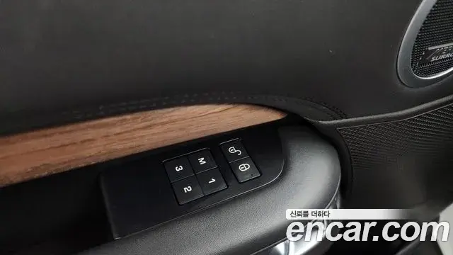 Land Rover Discovery 5 2018 — ფოტო 8/38