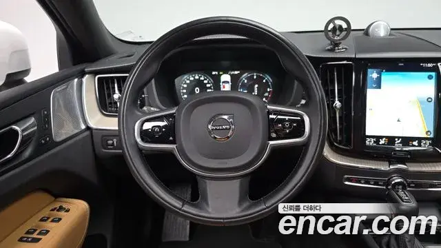 Volvo XC60 2018 — ფოტო 16/34