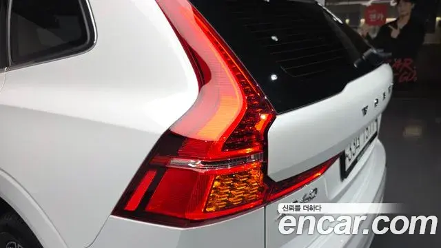 Volvo XC60 2018 — ფოტო 31/34