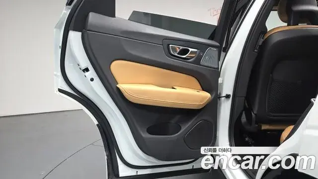 Volvo XC60 2018 — ფოტო 24/34
