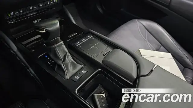 Lexus ES300h 2019 — Şəkil 27/34