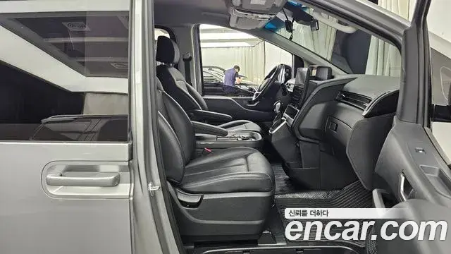 Hyundai Staria 2024 — Photo 16/33