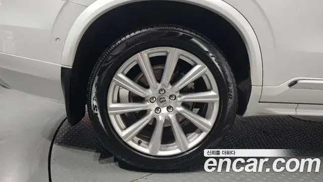 Volvo XC90 2018 — ფოტო 29/31