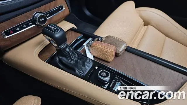 Volvo XC90 2018 — ფოტო 14/31