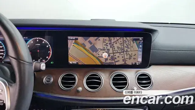 Mercedes-Benz E-Class 2019 — Photo 19/37
