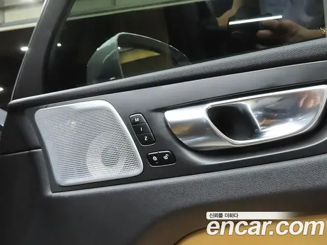 Volvo XC60 2021 — ფოტო 20/20