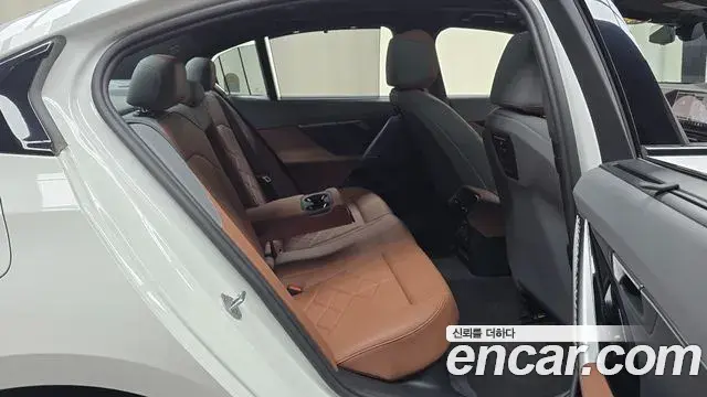 BMW 5 Series 2025 — ფოტო 22/34