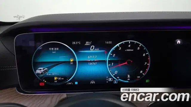 Mercedes-Benz E-Class 2020 — Photo 17/34