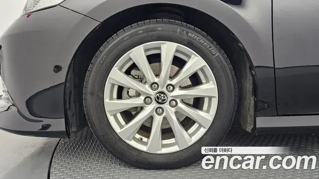 Toyota Camry 2019 — Photo 9/31