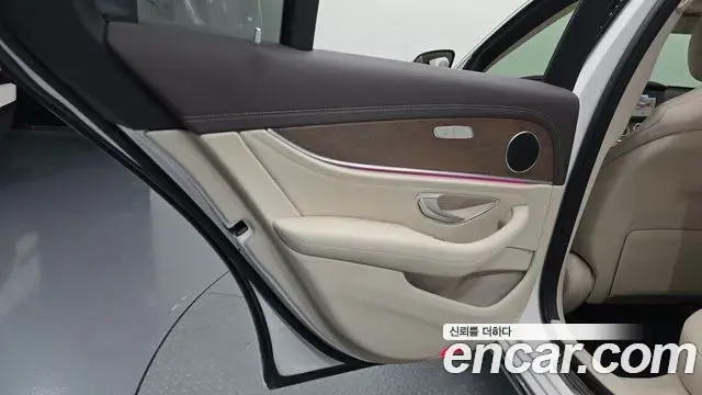 Mercedes-Benz E-Class 2019 — ფოტო 25/30