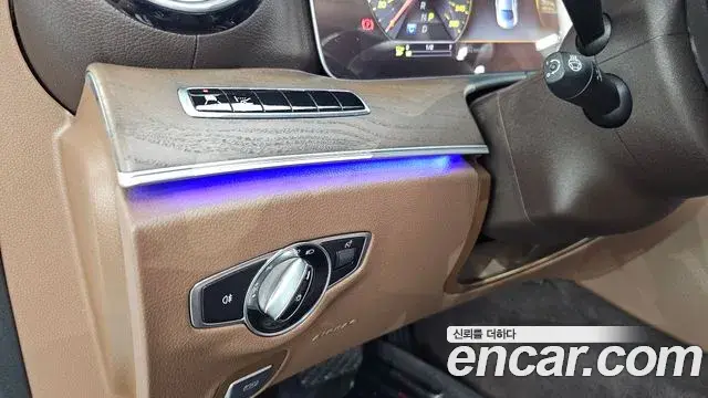 Mercedes-Benz E-Class 2019 — Photo 29/35