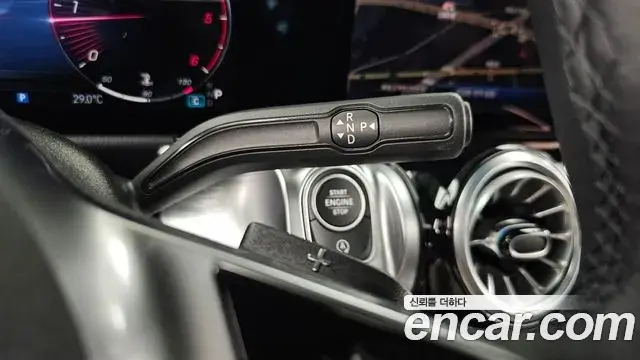 Mercedes-Benz GLB-Class 2024 — Photo 9/20