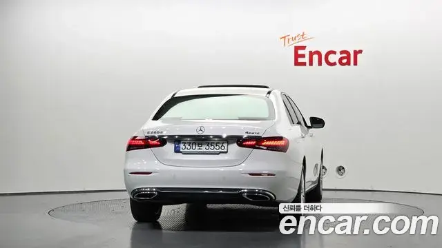 Mercedes-Benz E-Class 2023 — ფოტო 30/33