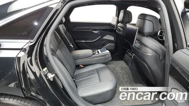 Audi A8 2023 — Фото 11/20