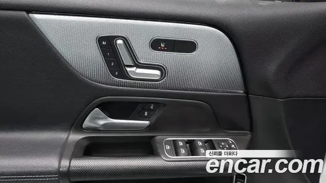 Mercedes-Benz GLB-Class 2021 — Şəkil 17/20