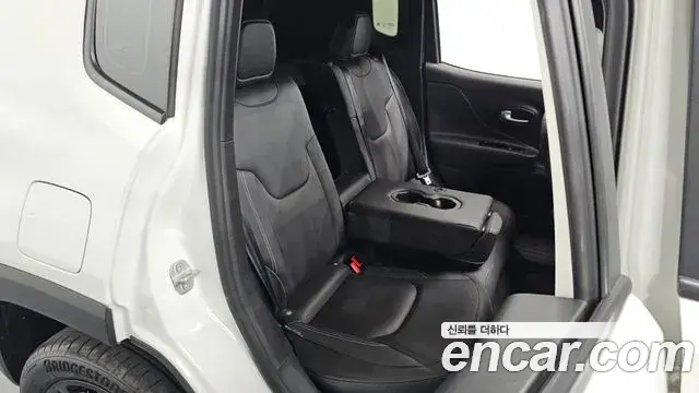 Jeep Renegade 2022 — Photo 28/32