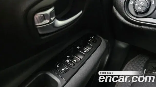 Jeep Renegade 2022 — Photo 23/32
