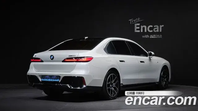BMW i7 2023 — ფოტო 13/34