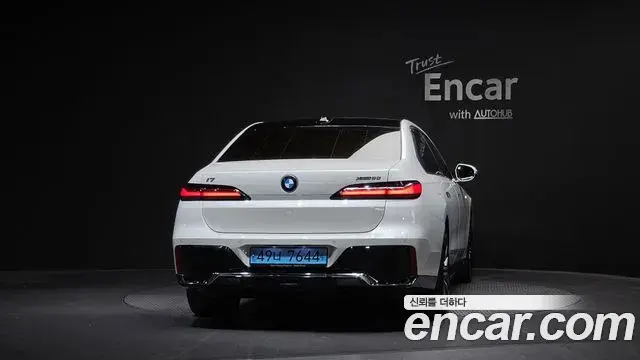 BMW i7 2023 — ფოტო 29/34