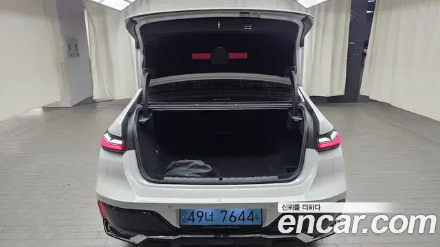 BMW i7 2023 — ფოტო 22/34