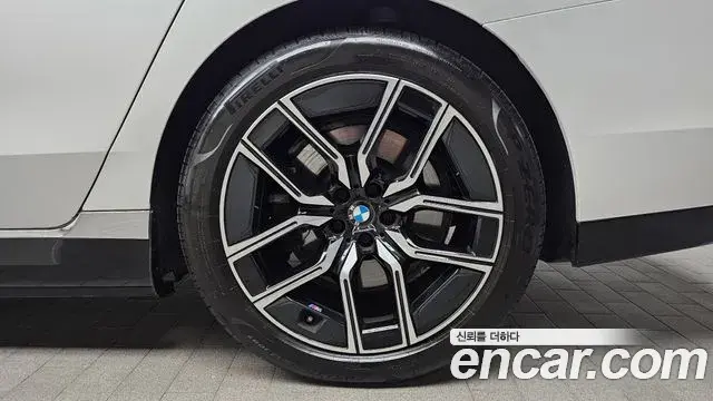 BMW i7 2023 — ფოტო 19/34