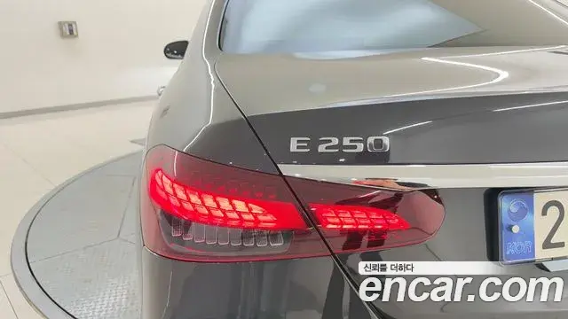 Mercedes-Benz E-Class 2023 — Фото 10/20