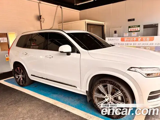 Volvo XC90 2023 — ფოტო 1/13