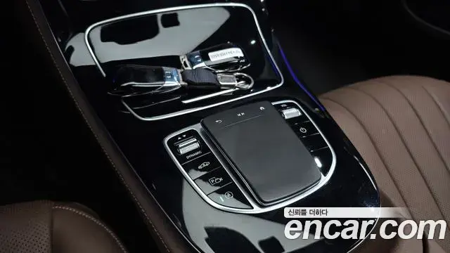 Mercedes-Benz E-Class 2022 — Photo 7/20