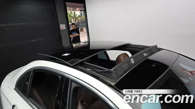 Mercedes-Benz E-Class 2022 — Photo 10/20