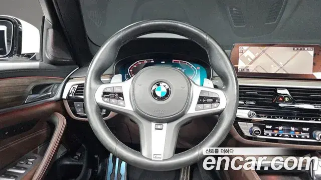 BMW 5 Series 2020 — Photo 12/33