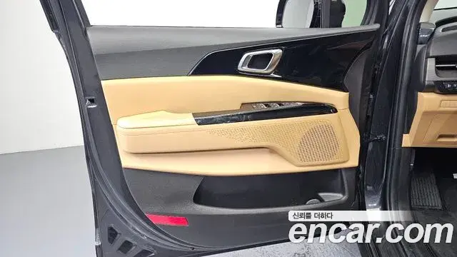 Kia Carnival 2023 — ფოტო 31/41
