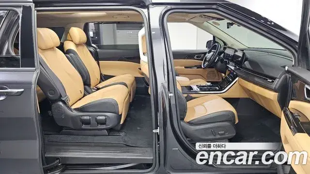 Kia Carnival 2023 — ფოტო 25/41