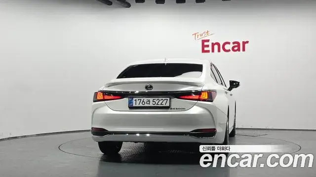 Lexus ES300h 2025 — Photo 12/30