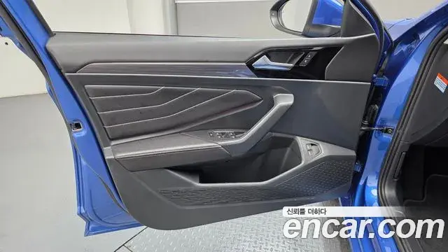 Volkswagen Jetta 2023 — ფოტო 2/34