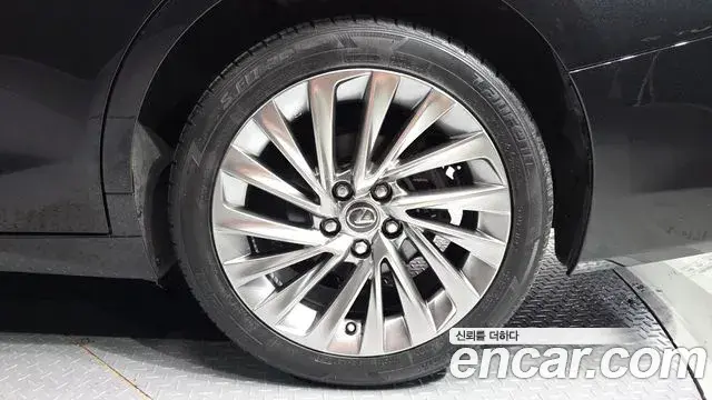 Lexus ES300h 2023 — ფოტო 33/36