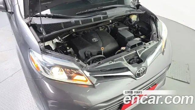 Toyota Sienna 2018 — Photo 10/30