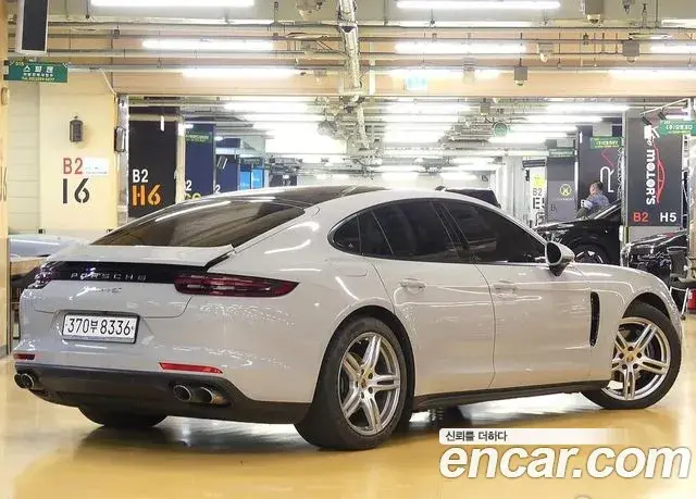 Porsche Panamera 2018 — Фото 3/20