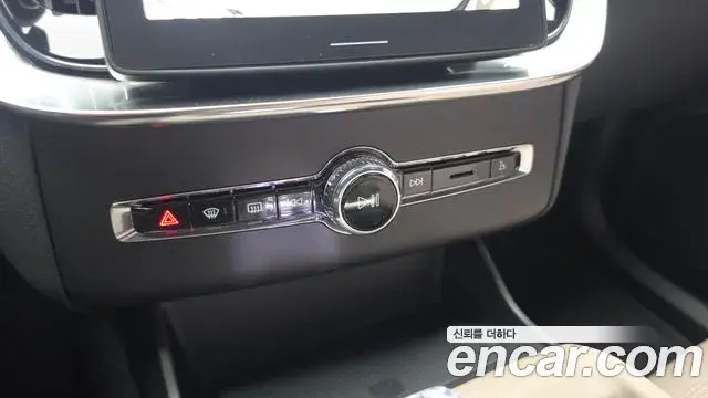 Volvo XC90 2025 — Photo 28/33