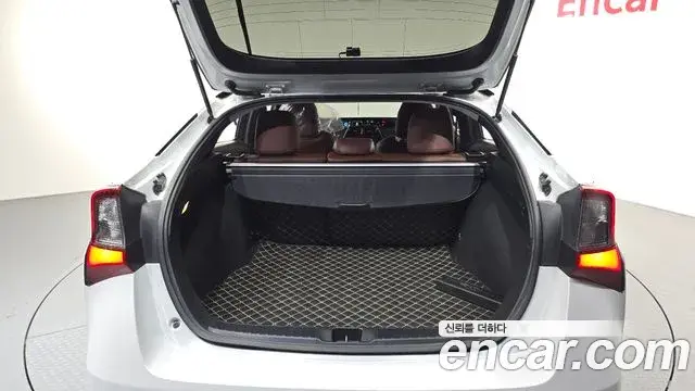 Toyota Prius 2021 — Şəkil 18/30