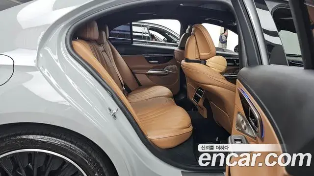 Mercedes-Benz E-Class 2024 — Photo 12/20