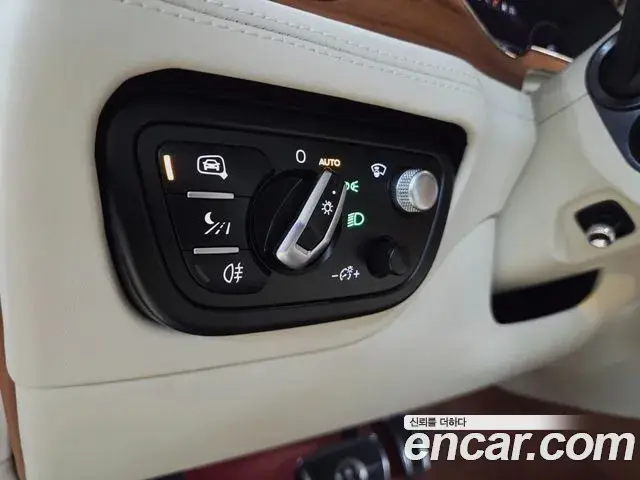Bentley Bentayga 2023 — ფოტო 10/20