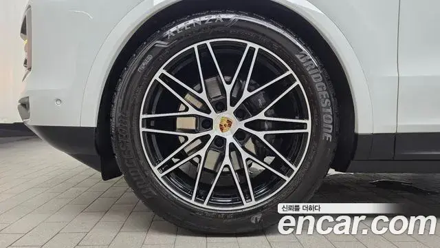 Porsche Cayenne 2023 — Photo 5/20